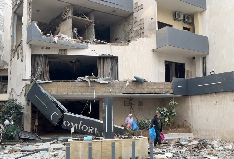 貝魯特東部一間飯店遭以色列空襲波及，住客提著隨身行李避難。美聯社