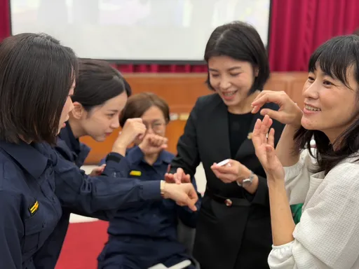 婦女節最好禮物！彩妝組、彩妝師教學「變水水」　屏警直呼「超實用」