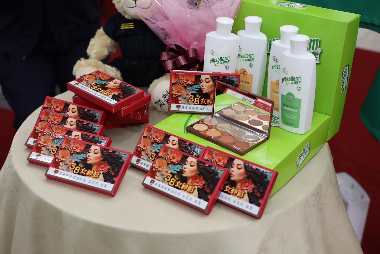 國際婦女節前夕收到這份禮物，屏警女性同仁都相當開心。屏東縣警局提供