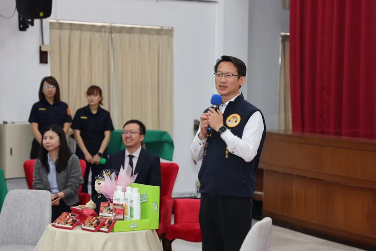 寶盛化妝品贊助「38女神節」眼影彩妝禮盒，局長甘炎民表達感謝。屏東縣警局提供
