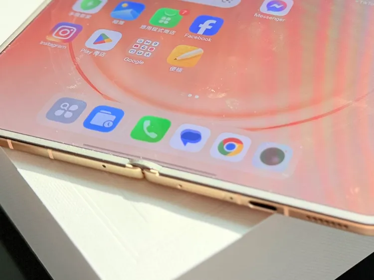 此次最大亮點就是「無感摺痕」技術，鉸鏈設計為鈦合金。趙筱文攝