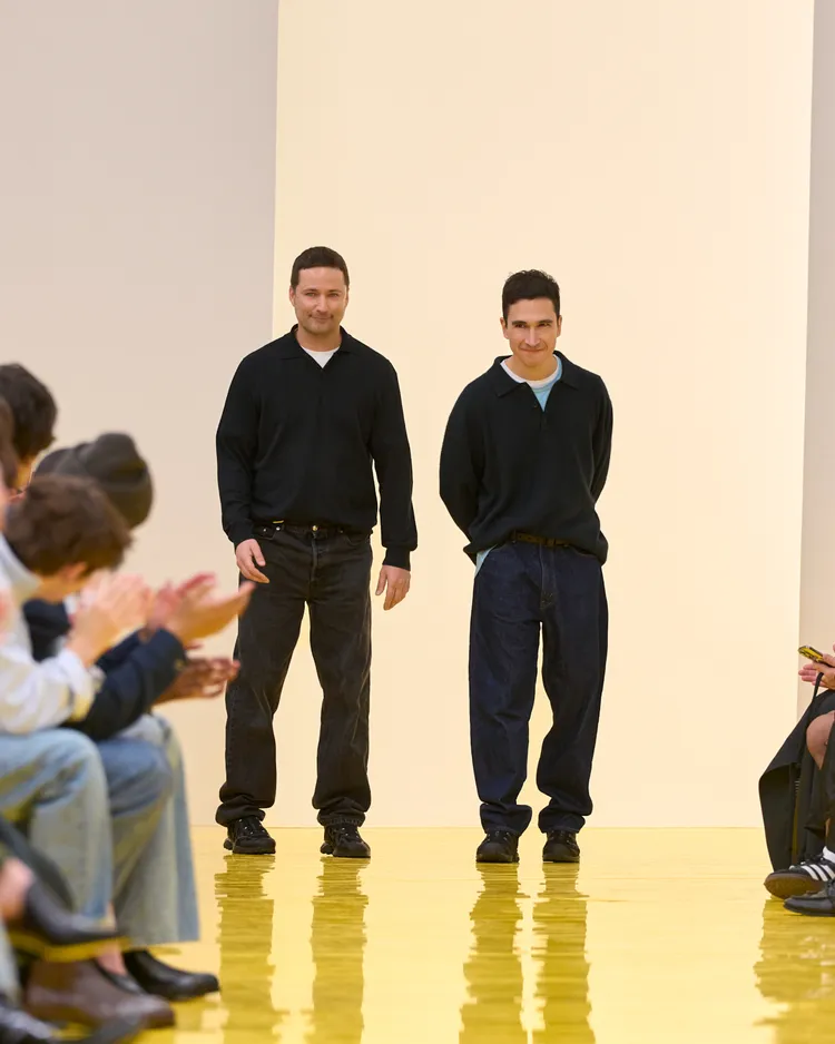 雙人組創意總監Jack McCollough與Lazaro Hernandez帶來的LOEWE 2026秋冬大秀，可說是一場關於「玩心」的嚴肅實驗。品牌提供