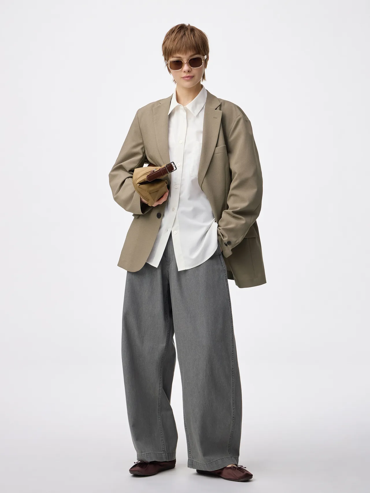 GU男裝輕型牛仔Barrel leg錐形輕便褲，990元。品牌提供