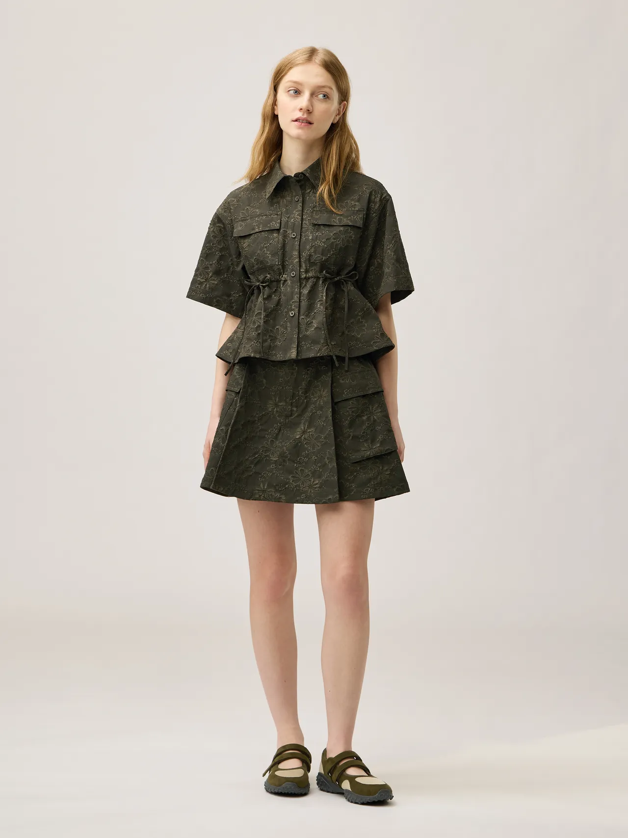 GU X Rokh聯名系列女裝工裝裙襬襯衫、工裝褲裙，各990元。品牌提供