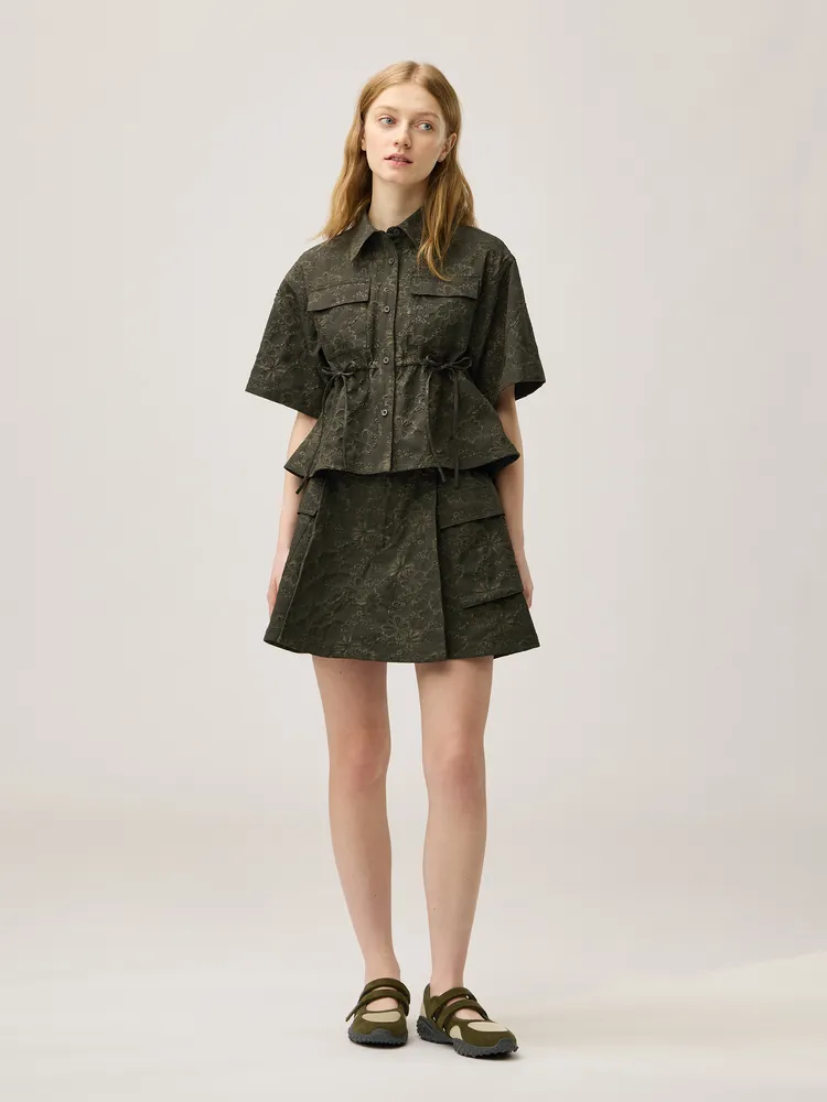 GU X Rokh聯名系列女裝工裝裙襬襯衫、工裝褲裙，各990元。品牌提供