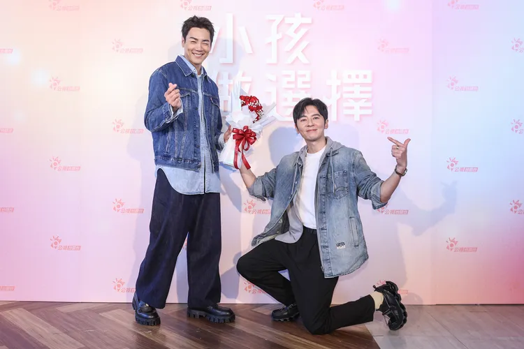 《小孩才做選擇》李國毅向禾浩辰獻出第一次的「男男求婚」。公視台語台提供