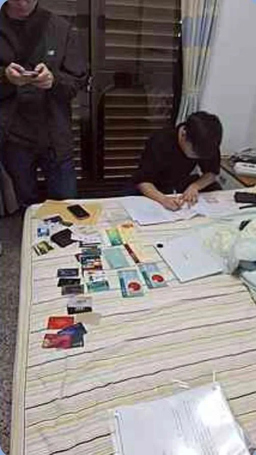 檢警查扣相關證物。翻攝畫面