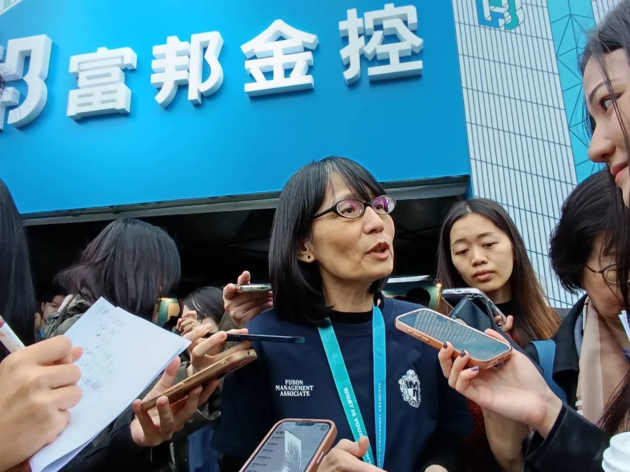 富邦金控今(7)日前進台大校園徵才博覽會，主打儲備幹部（MA）計畫不限科系背景，富邦金控人資長劉菁宜受訪表示首年即可挑戰百萬年薪，月薪加上年終獎金18個月起跳。許麗珍攝