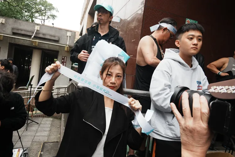 柯文哲一審宣判，陳怡君場外聲援。彭欣偉攝