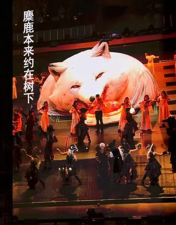 薛之謙的大型狐狸道具十分吸睛。翻攝WooDooDoo微博