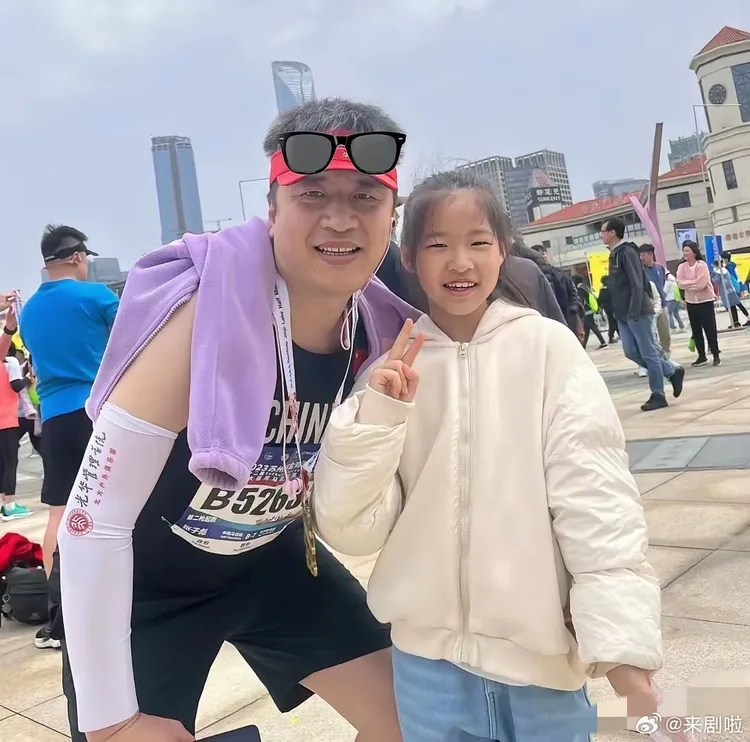 張雪峰生前十分疼愛11歲女兒。翻攝微博