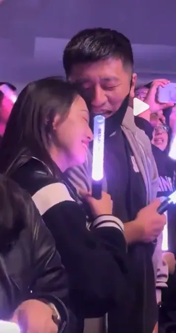張雪峰去年看伍佰演唱會，與一女子互動親密。翻攝微博