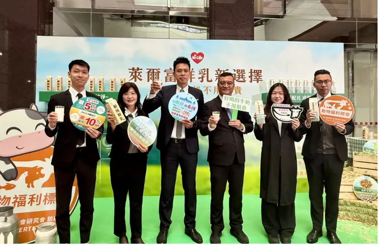 為4月推出「朝純鮮乳」系列活動宣傳。萊爾富提供