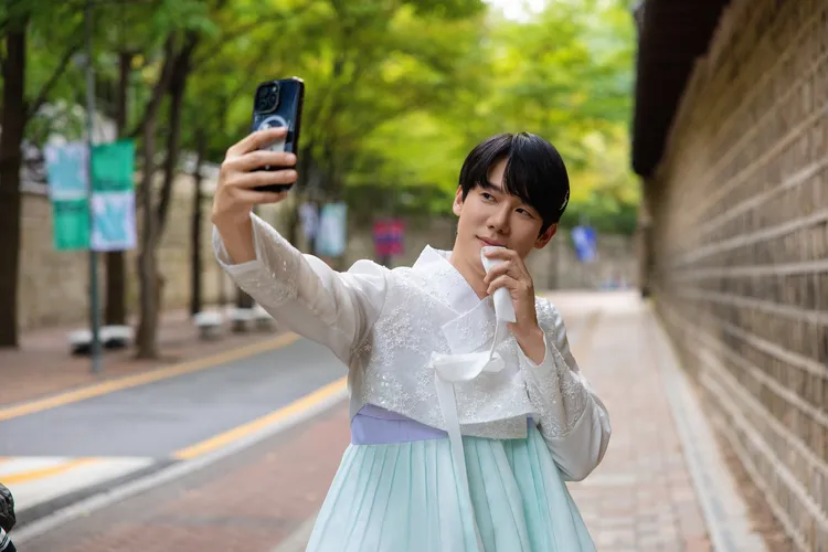 柳演錫挑戰各種附身角色。Hami Video提供