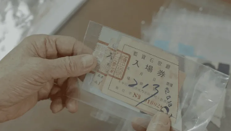 帶領觀眾回到曾紅遍全台的「藍寶石大歌廳」。高雄流行音樂中心提供