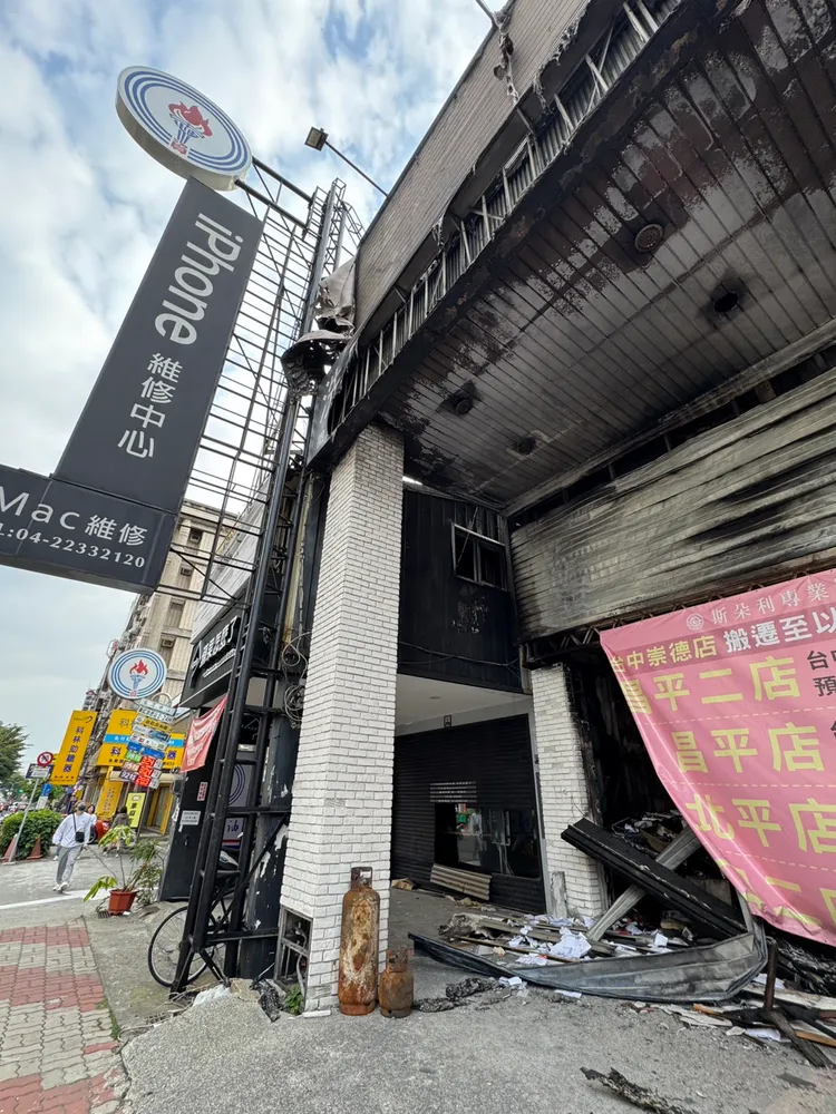 被燒毀的鐵皮、雜物散落人行道，招牌也有掉落的危險。民眾提供