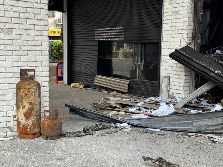被燒到脫落的鐵皮散落騎樓人行道，還有2個瓦斯桶。民眾提供