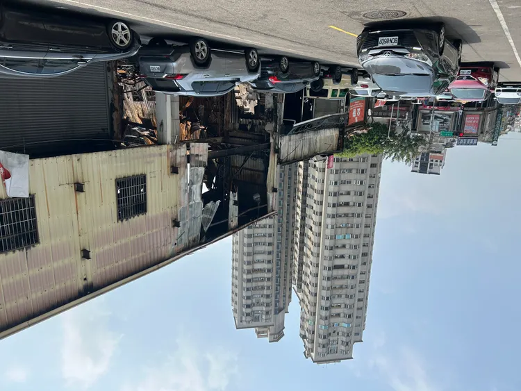 鐵皮屋牆面被燒出一個大洞，破損的鐵皮搖搖欲墜。民眾提供