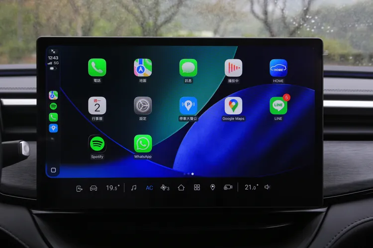 15.6吋橫置式中控螢幕整合多數功能操作，介面邏輯接近平板裝置，反應速度流暢。林浩昇攝