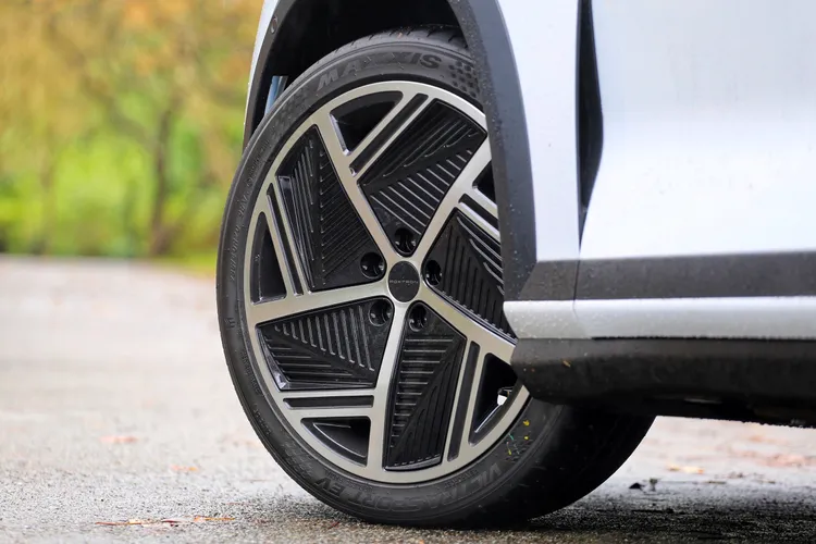 Pioneer車型標配20吋低風阻輪圈，搭配235/40R20配胎，視覺與性能兼顧。林浩昇攝