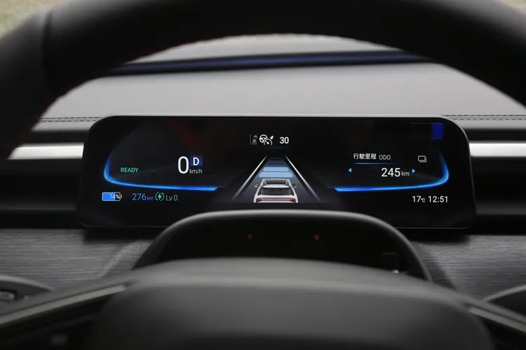 9.2吋數位儀表採狹長設計，不易被方向盤遮擋，行車資訊顯示清楚直覺。林浩昇攝