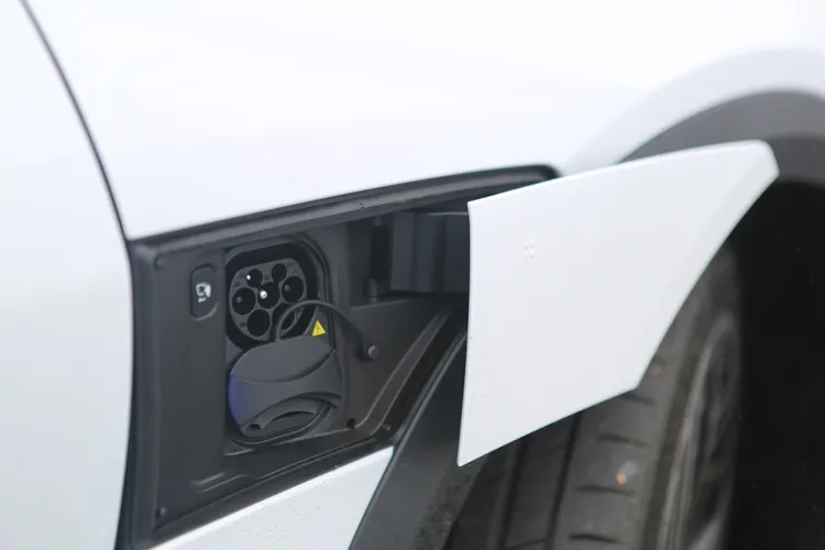 充電孔設於右前葉子板，採電動開啟設計，支援Type 2與CCS2規格。林浩昇攝