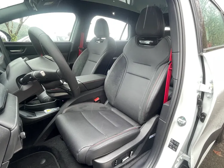 雙前座皆具備電動調整功能，座椅兩側提供不錯的包覆性，並透過不同材質拼接提升乘坐舒適度與防滑表現。林浩昇攝