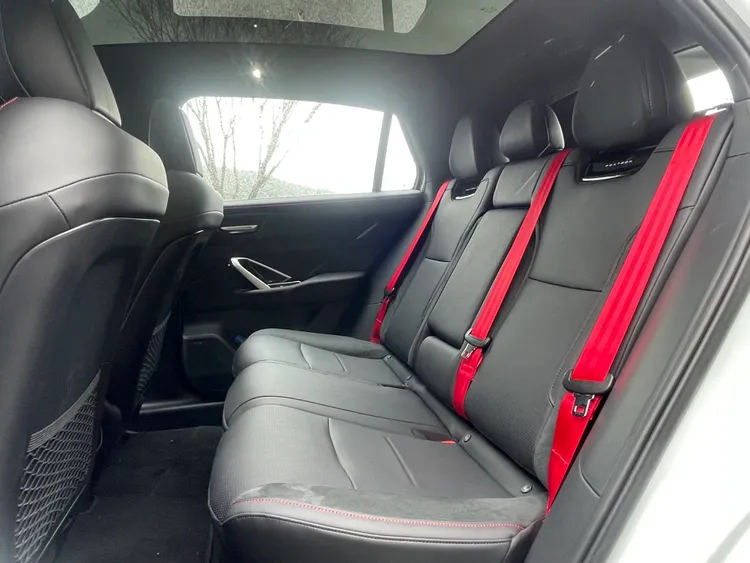 後座膝部與頭部空間皆屬充裕，平整化地板提升腿部活動自由度，不過椅面長度略短，對大腿支撐稍有影響。林浩昇攝