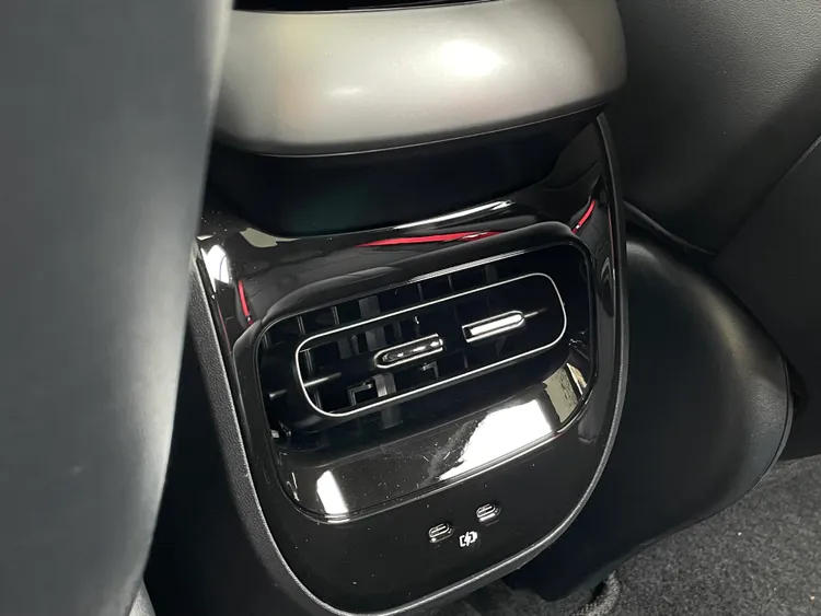 後座中央也配置空調出風口，以及兩組Type C充電插孔。林浩昇攝