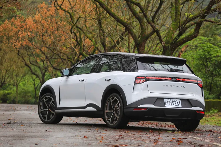 車尾延續貫穿式燈組設計，並以「Dual Motor」銘牌低調標示四驅身份。林浩昇攝
