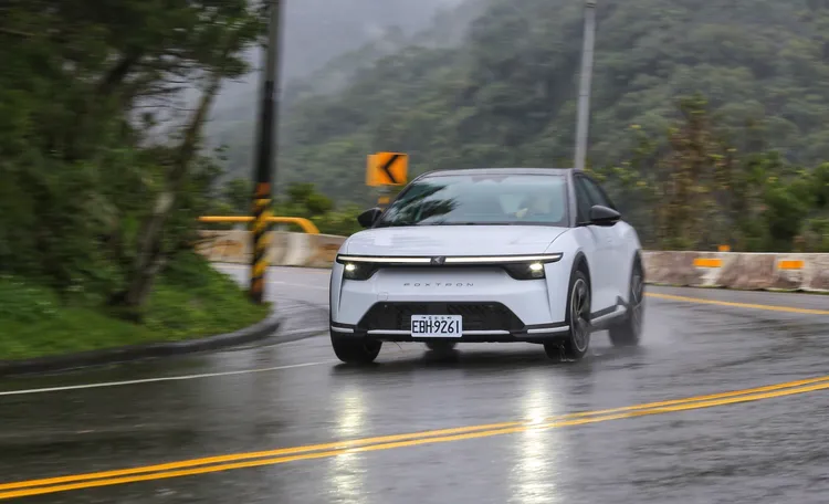 Bria Pioneer在彎中車身反應偏向中性，不會刻意營造激進感，而是以「安全且可預期」為主要訴求。林浩昇攝