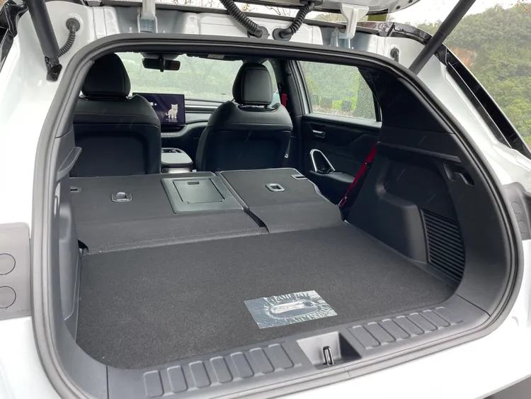 標準行李廂容積為320公升，透過後座傾倒可擴充至1043公升，機能表現仍屬實用導向。林浩昇攝