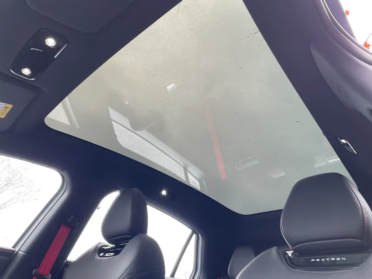 中階的Emerge等級以上標配全景玻璃車頂，採光充足提供開闊視野，但尚未配置遮陽簾，炎炎夏日考驗車內抗溫程度。林浩昇攝