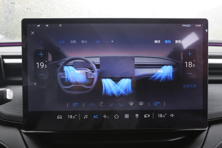 前方空調出風口採電控調整設計，可透過中控系統直接設定風向，亦支援自動掃風模式，操作直覺且具科技感。林浩昇攝
