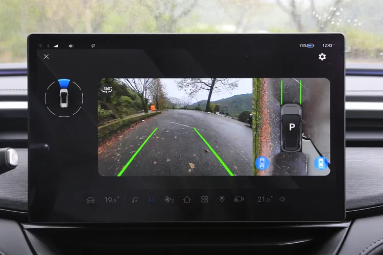 360度環景影像系統是中階車款以上標準配備。林浩昇攝