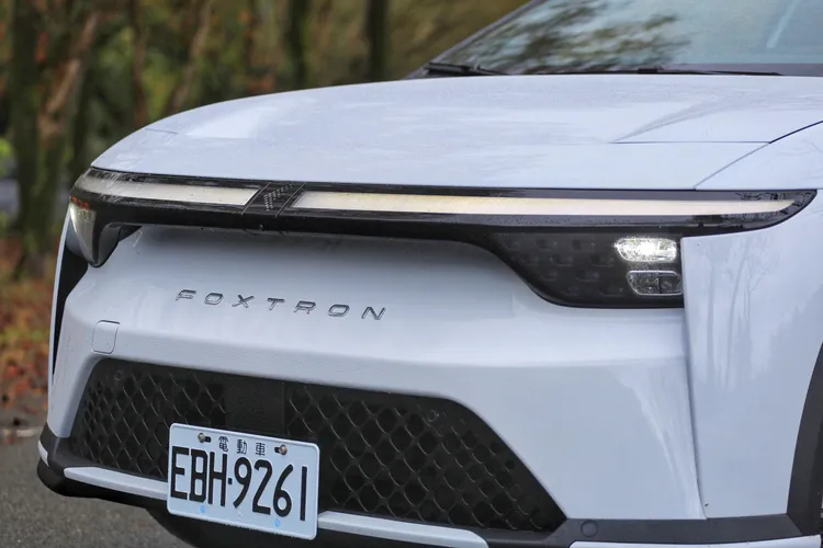 貫穿式LED定位燈搭配發光廠徽，建立全新品牌識別，第一眼辨識度相當高。林浩昇攝