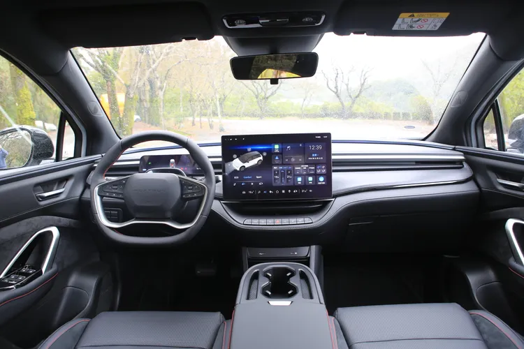 車艙以簡約科技風格為主軸，15.6吋中控螢幕搭配橫向延伸的線條設計營造開闊感，結合多區域氣氛燈鋪陳，在夜間可呈現不錯的質感層次。林浩昇攝