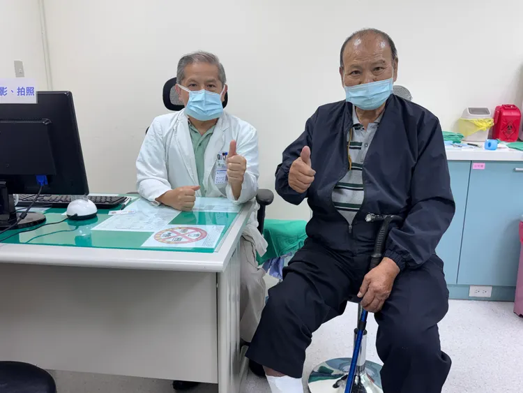 魏經岳主任（左）說，目前已發展出無刀微創的靜脈曲張新療法，包括「熱能雷射手術」及「非熱能超級膠水黏合治療」。烏林林新提供