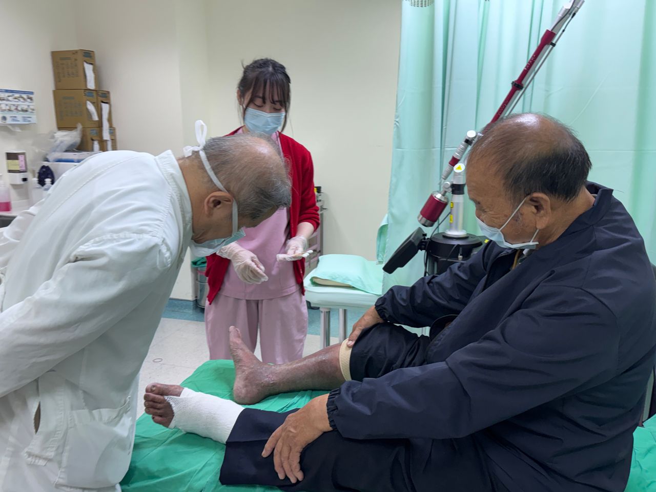 77歲翁腳傷潰瘍半年不癒 就醫已第6期靜脈曲張險截肢