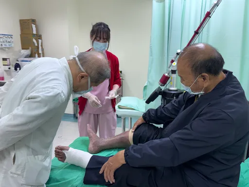 77歲翁腳傷潰瘍半年不癒　就醫已第6期靜脈曲張險截肢