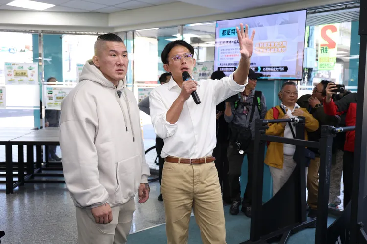 「漢我遊新北！館長開箱黃國昌新北競總記者會」，民眾黨主席黃國昌、館長陳之漢。莊宗達攝