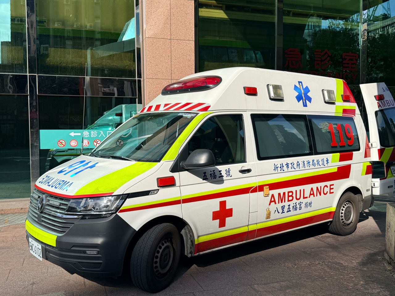 烘爐地山道「三貼機車」自撞電桿 5歲童無呼吸心跳!3人送醫急救