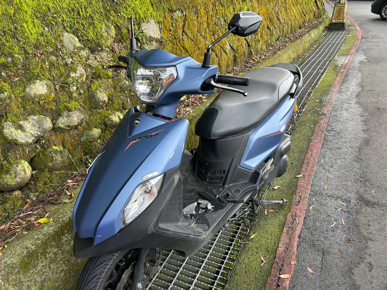 自撞電桿的機車。翻攝畫面