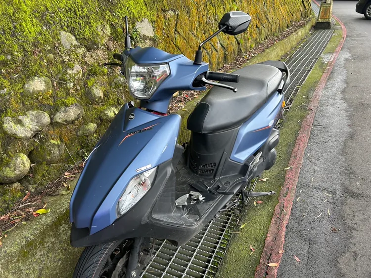 自撞電桿的機車。翻攝畫面