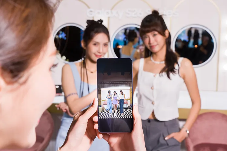 台灣三星電子行動通訊事業部總經理陳啓蒙接受聯訪表示，AI正逐步融入日常生活，三星也持續透過手機整合AI應用，讓消費者在拍照、搜尋與各種生活情境中更直覺使用AI功能。三星提供