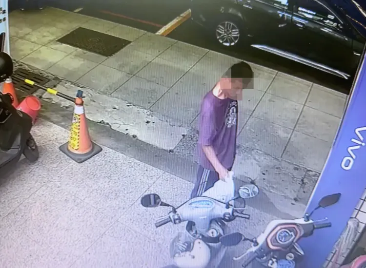 男子站在機車前左顧右盼，伺機而動，見沒人後就立刻拿起烤鴨走人。林姓民眾提供