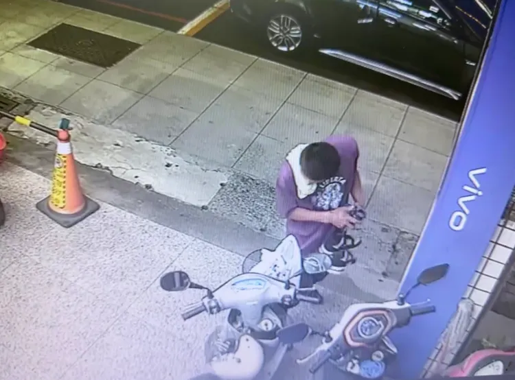 男子探頭查看籃子內的烤鴨。林姓民眾提供