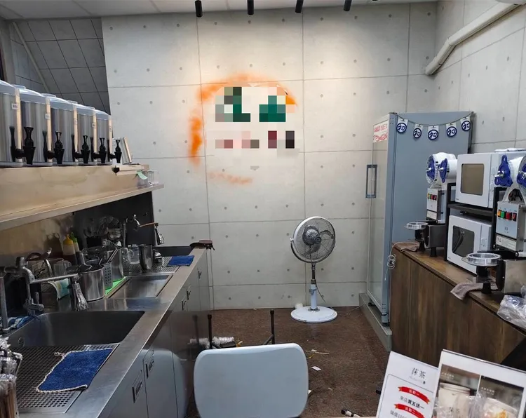 隔壁飲料店的員工上前關心也遭波及。翻攝畫面