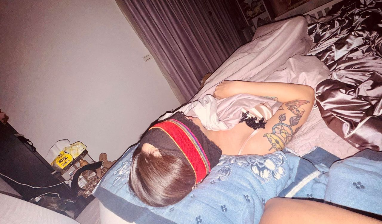 性感網紅睡覺「把內衣戴頭上」 親解有這妙用