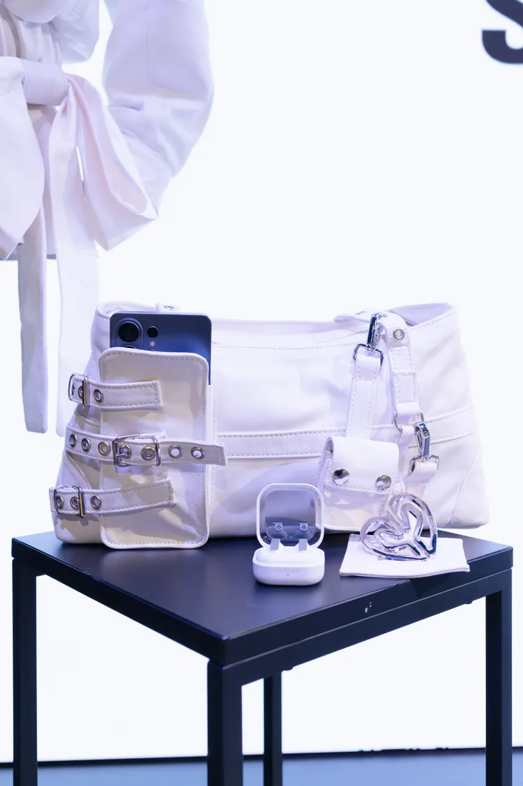 Samsung x DOMINNICO聯名包款除了設有Galaxy S26 Ultra專屬收納口袋，還搭配Galaxy Buds4 Pro耳機吊飾配件。三星官網